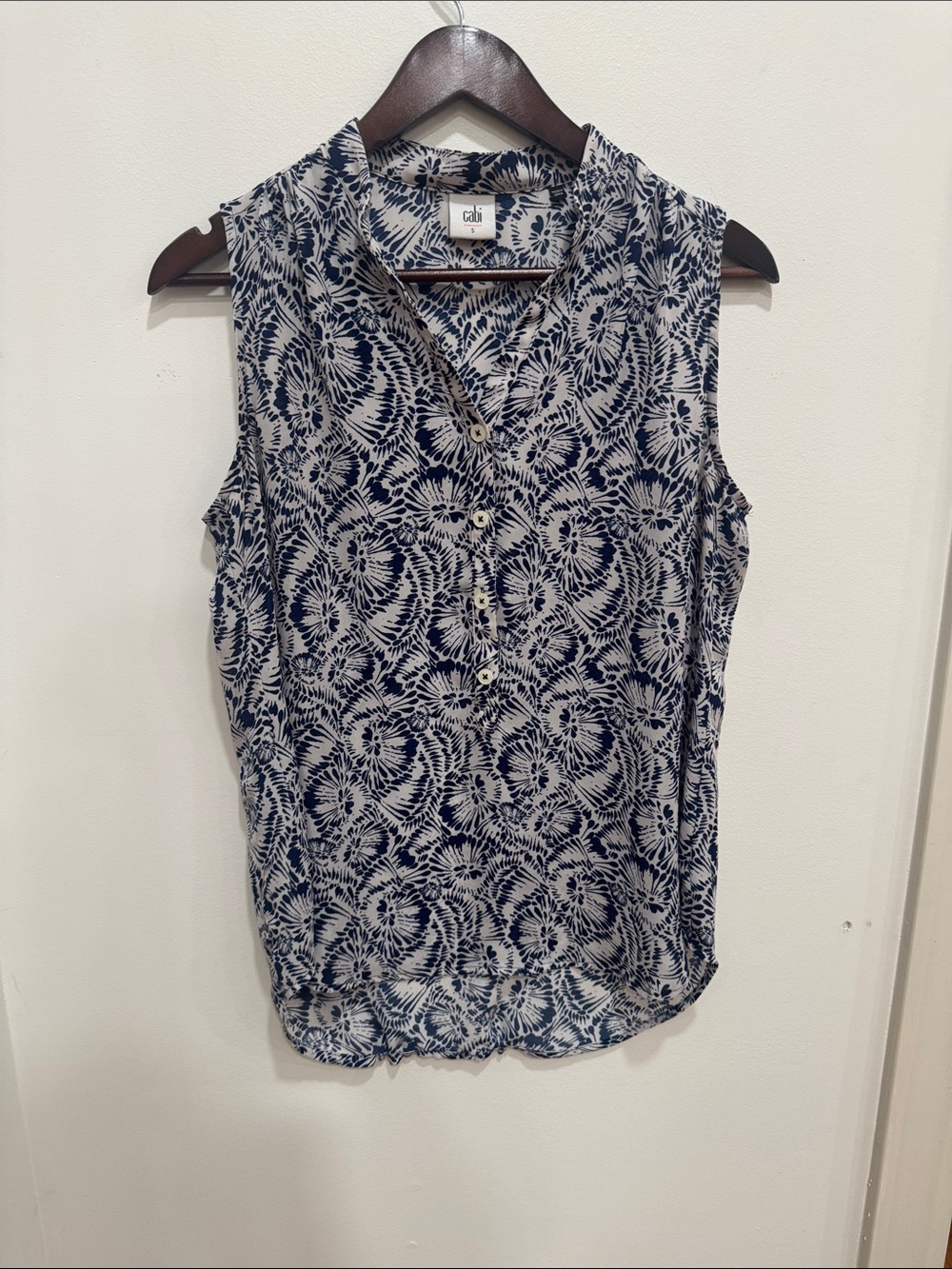 Cabi Plaza Top Blue Ivory Abstract Floral Sleeveless Henley Blouse Small